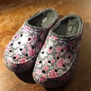 Floral crocs with fuzzy lining, size 10